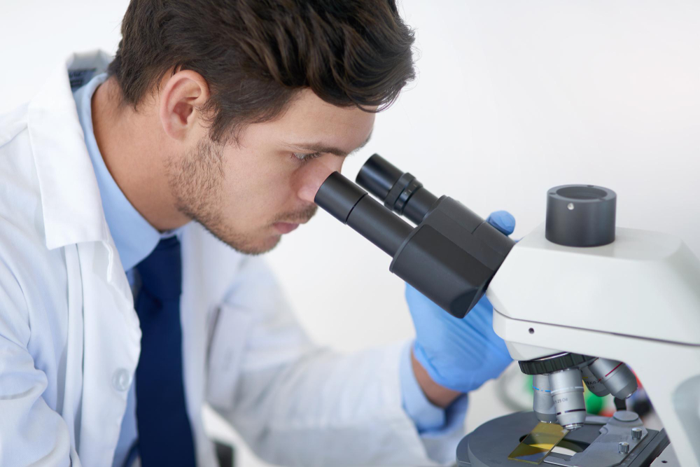 imagem da Manutenção de Microscópio com a Colimed